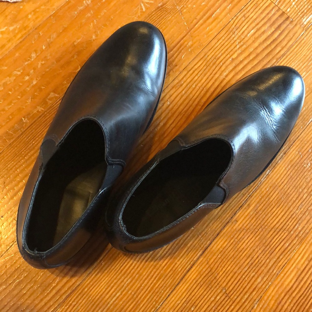 LL Bean women’s leather shoe. Worn only a handful of times. Minimal wear.